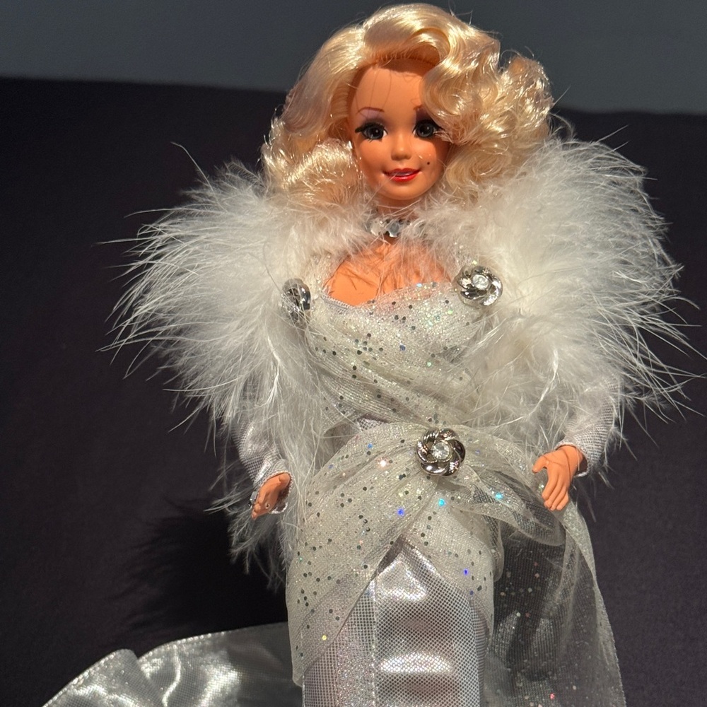 Marilyn Monroe FAO Schwarz Silver screen Barbie 1993